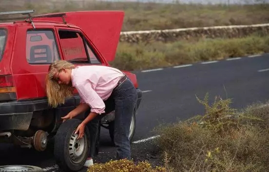 汽車爆胎怎么辦？你應該知道的換胎知識！