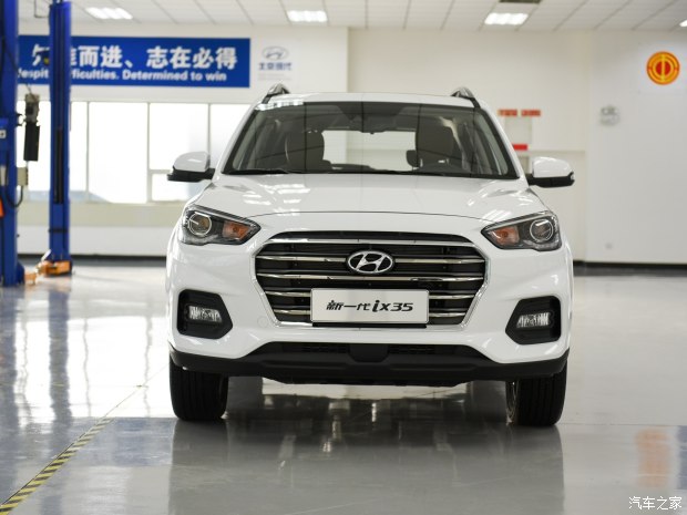 車尾部采用了分層式的設(shè)計，特別是碩大的裝飾板同樣營造出“硬派”的感覺，此外隱藏式的排氣管使尾部看起來很飽滿。