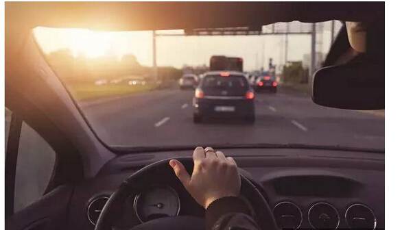 假如你開車時爆胎了，你知道該怎么打方向盤嗎？多學(xué)點 沒壞處！