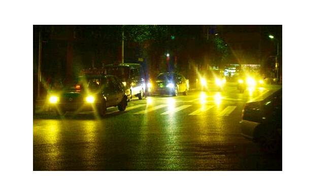 夜晚開車，小心穿了隱身衣的黑衣女子，會吃人！