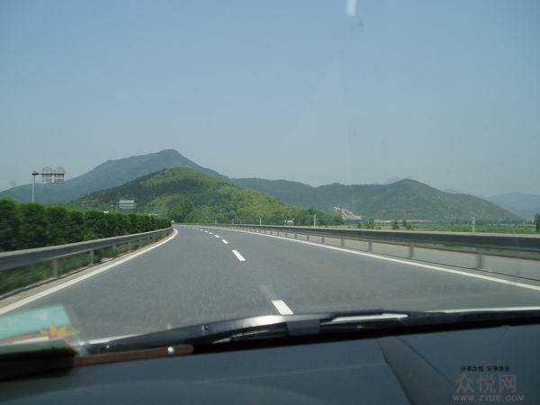 高速上前方出現(xiàn)一塊石頭，你會怎么做？