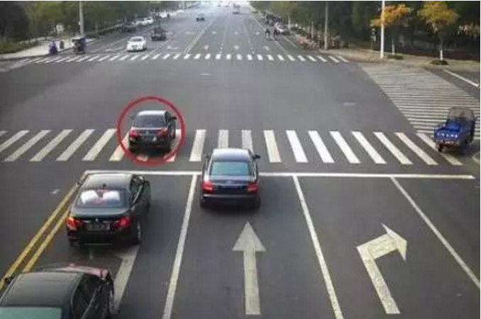 交警提醒：這五種闖紅燈不再扣分罰款，第三種還要表彰！